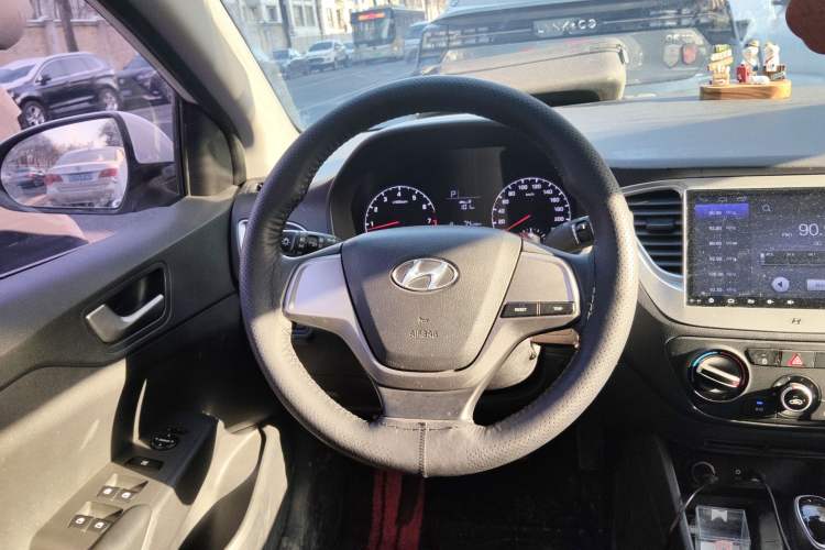 Used Hyundai Verna (new generation) 2016 1.4L Automatic Cool Edition GLS Steering Wheel