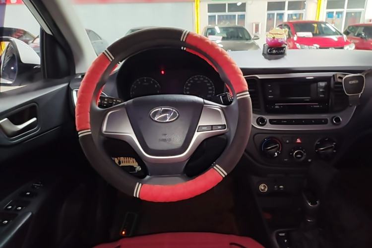 Used Hyundai Verna (new generation) 2016 1.4L Automatic Cool Edition GLS Steering Wheel