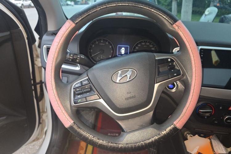 Used Hyundai Verna (new generation) 2016 1.4L Automatic Sport Edition Steering Wheel
