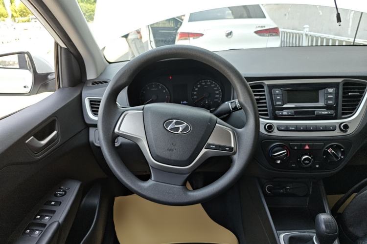 Used Hyundai Verna (new generation) 2016 1.4L Manual Cool Edition GLS Steering Wheel