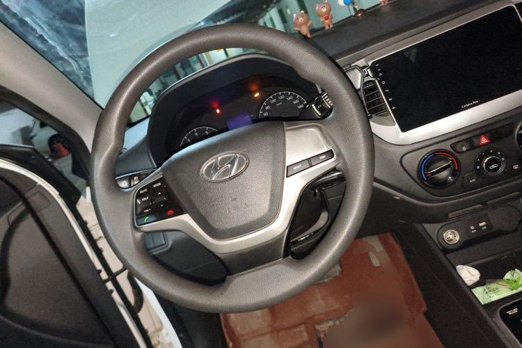 Used Hyundai Verna (new generation) 2016 1.4L Automatic Cool Edition GLS Steering Wheel
