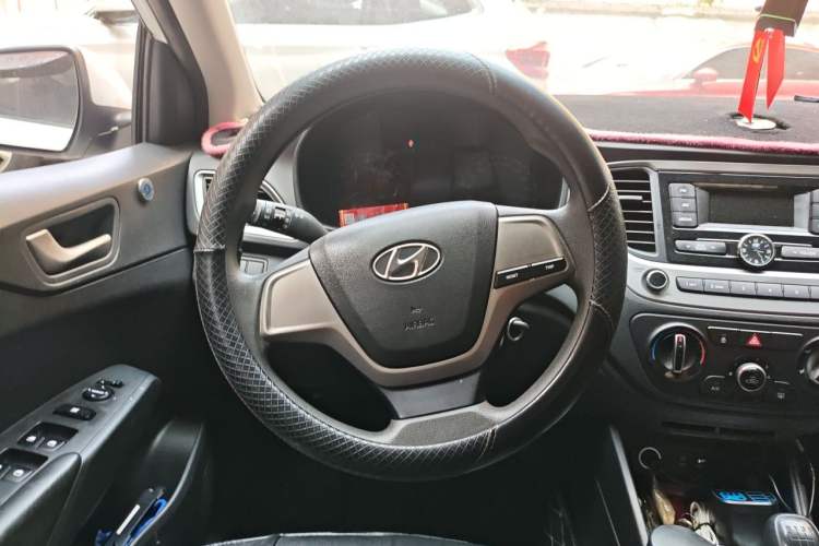 Used Hyundai Verna (new generation) 2016 1.4L Manual Cool Edition GLS Steering Wheel