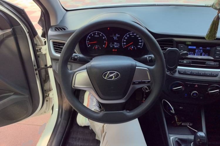 Used Hyundai Verna (new generation) 2016 1.4L Manual Cool Edition GLS Steering Wheel