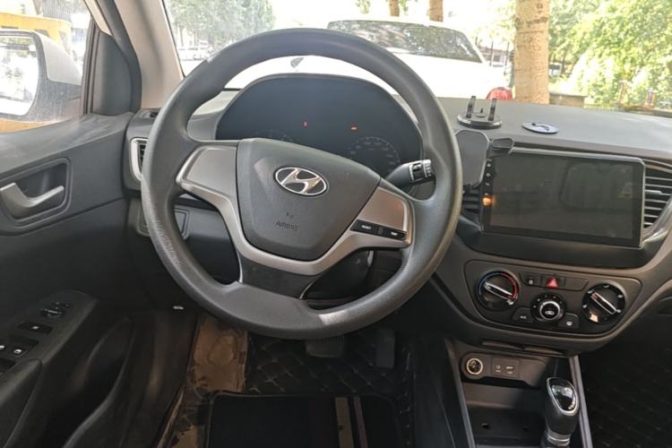 Used Hyundai Verna (new generation) 2016 1.4L Automatic Cool Edition GLS Steering Wheel