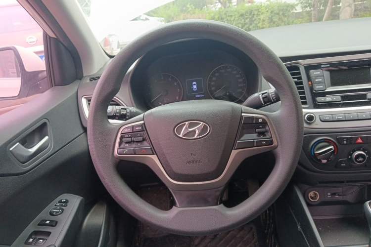 Used Hyundai Verna (new generation) 2016 1.4L Automatic Elite Edition TOP Steering Wheel