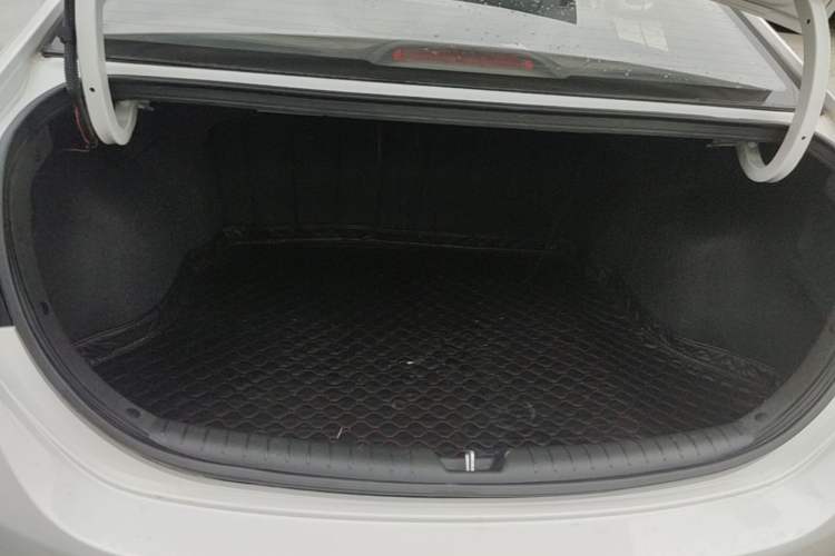 Used Hyundai Verna (new generation) 2016 1.4L Automatic Sport Edition Trunk