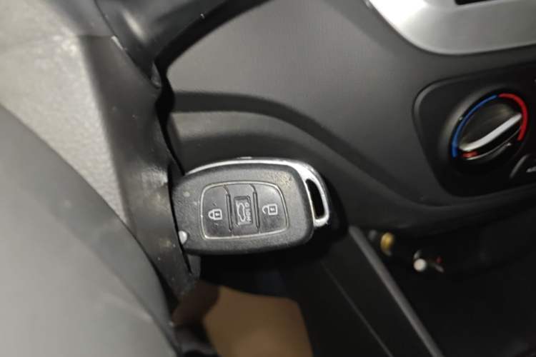 Used Hyundai Verna (new generation) 2016 1.4L Automatic Cool Edition GLS Vehicle Key