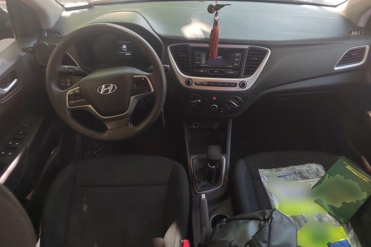 Used Hyundai Verna (new generation) 2020 1.4L Manual GLS Cool Edition Center Console