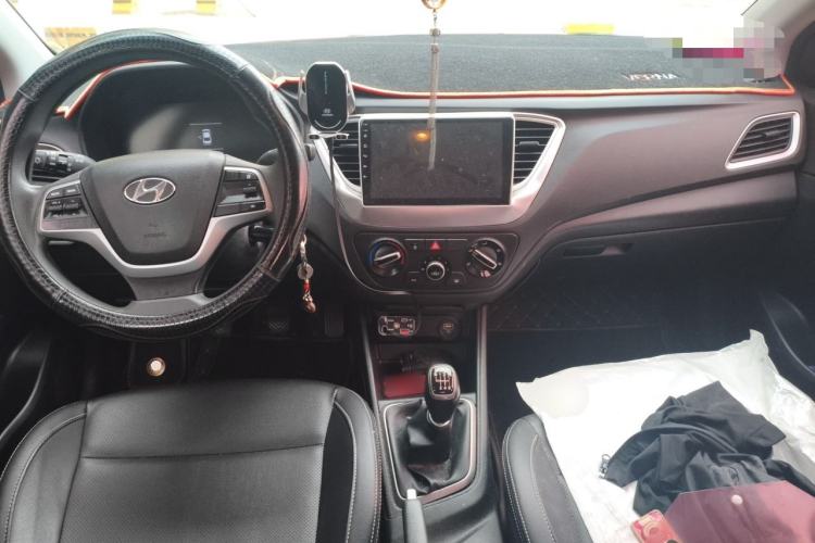 Used Hyundai Verna (new generation) 2020 1.4L Manual GLS Cool Edition Center Console