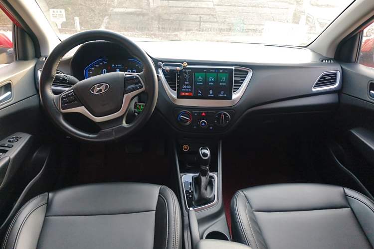 Used Hyundai Verna (new generation) 2020 1.4L CVT GLS Cool Edition Center Console