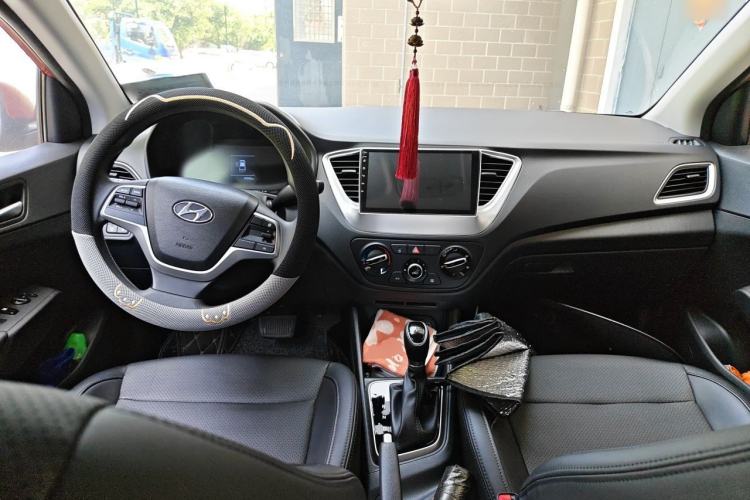 Used Hyundai Verna (new generation) 2020 1.4L CVT GLS Cool Edition Center Console