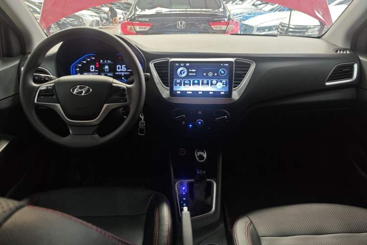 Used Hyundai Verna (new generation) 2020 1.4L CVT GLS Cool Edition Center Console
