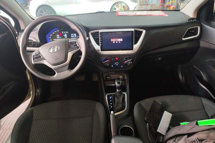Used Hyundai Verna (new generation) 2020 1.4L CVT TOP Elite Edition Center Console