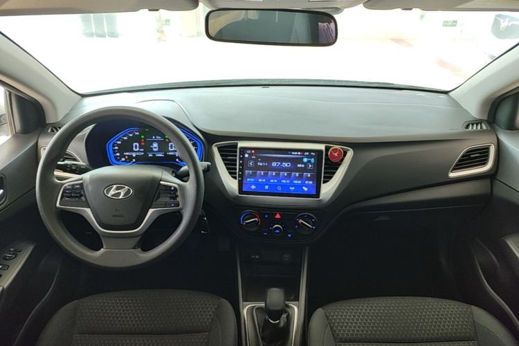 Used Hyundai Verna (new generation) 2020 1.4L Manual GLS Cool Edition Center Console
