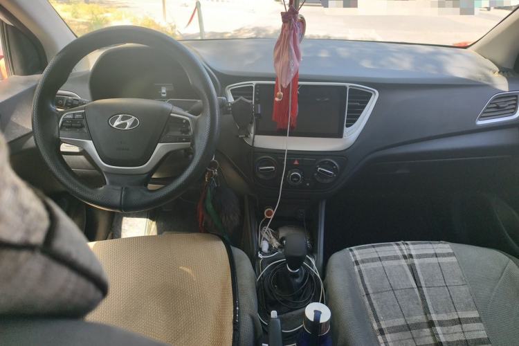 Used Hyundai Verna (new generation) 2020 1.4L Manual GLS Cool Edition Center Console