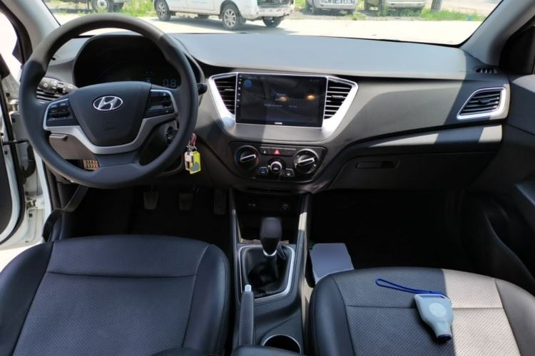 Used Hyundai Verna (new generation) 2020 1.4L Manual GLS Cool Edition Center Console