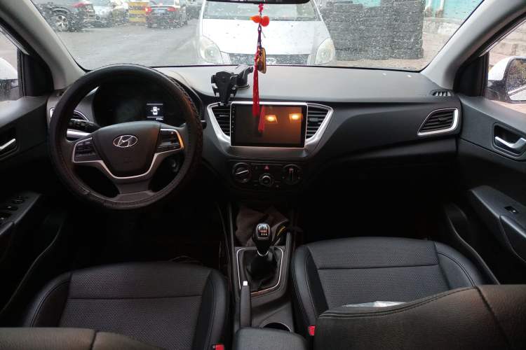 Used Hyundai Verna (new generation) 2020 1.4L Manual GLS Cool Edition Center Console