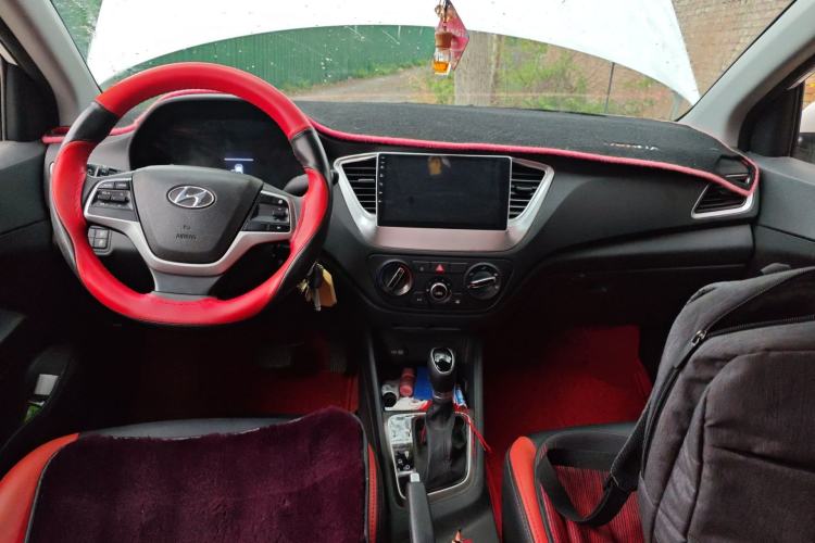 Used Hyundai Verna (new generation) 2020 1.4L CVT GLS Cool Edition Center Console