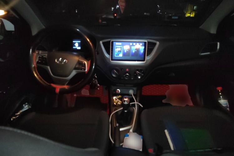 Used Hyundai Verna (new generation) 2020 1.4L Manual GLS Cool Edition Center Console