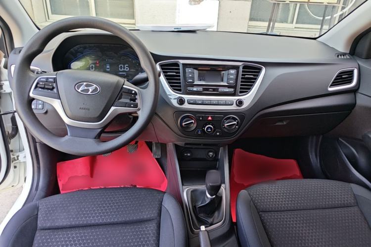 Used Hyundai Verna (new generation) 2020 1.4L Manual GLS Cool Edition Center Console