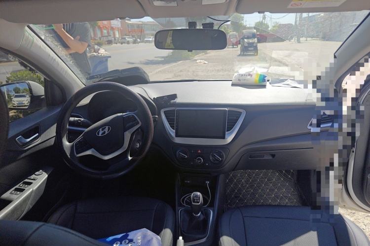 Used Hyundai Verna (new generation) 2020 1.4L Manual GLS Cool Edition Center Console