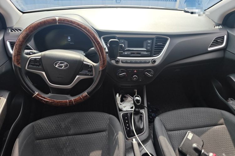 Used Hyundai Verna (new generation) 2020 1.4L CVT GLS Cool Edition Center Console