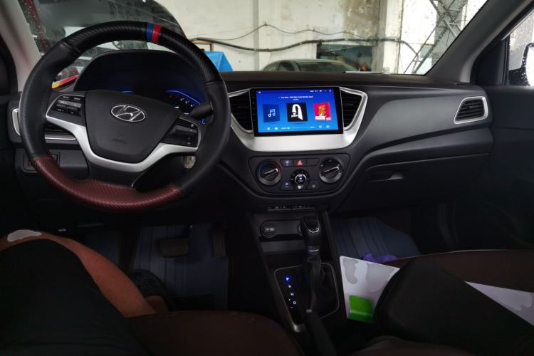 Used Hyundai Verna (new generation) 2020 1.4L CVT GLS Cool Edition Center Console