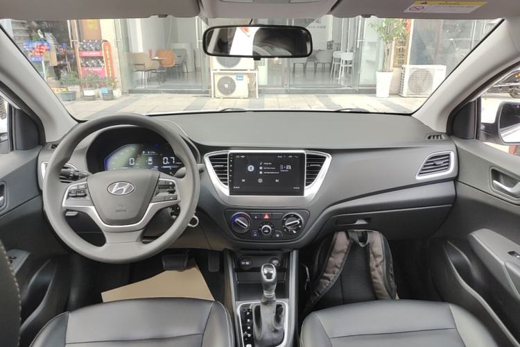 Used Hyundai Verna (new generation) 2020 1.4L CVT GLS Cool Edition Center Console
