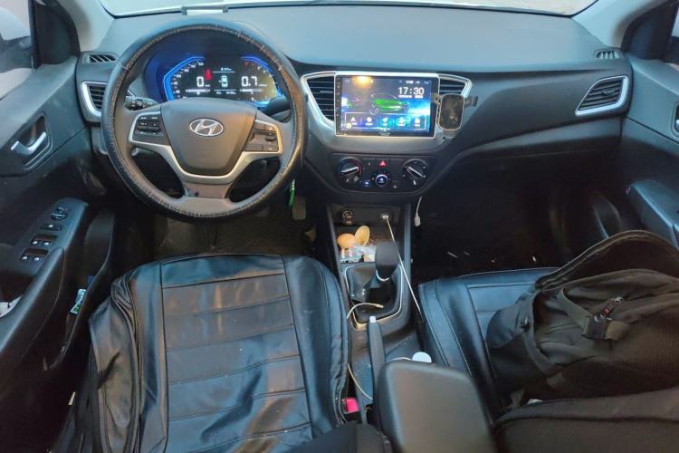 Used Hyundai Verna (new generation) 2020 1.4L Manual GLS Cool Edition Center Console