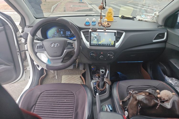 Used Hyundai Verna (new generation) 2020 1.4L CVT GLS Cool Edition Center Console