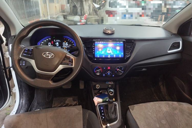 Used Hyundai Verna (new generation) 2020 1.4L CVT GLS Cool Edition Center Console