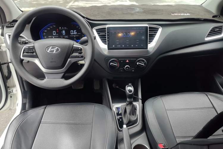 Used Hyundai Verna (new generation) 2020 1.4L CVT GLS Cool Edition Center Console