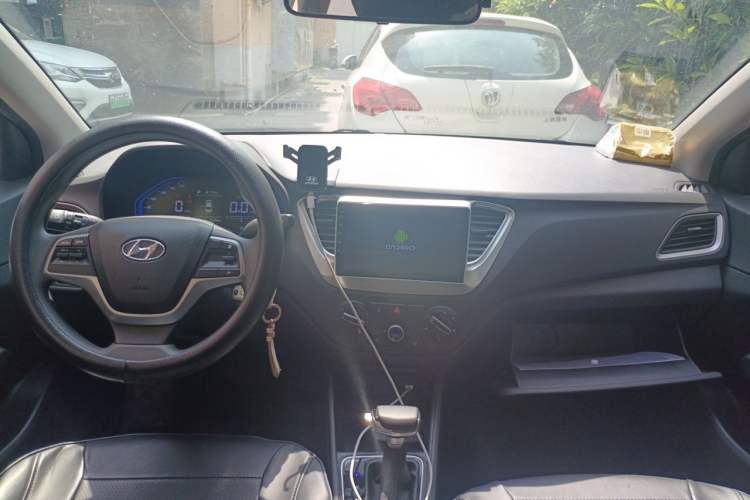 Used Hyundai Verna (new generation) 2020 1.4L CVT GLS Cool Edition Center Console