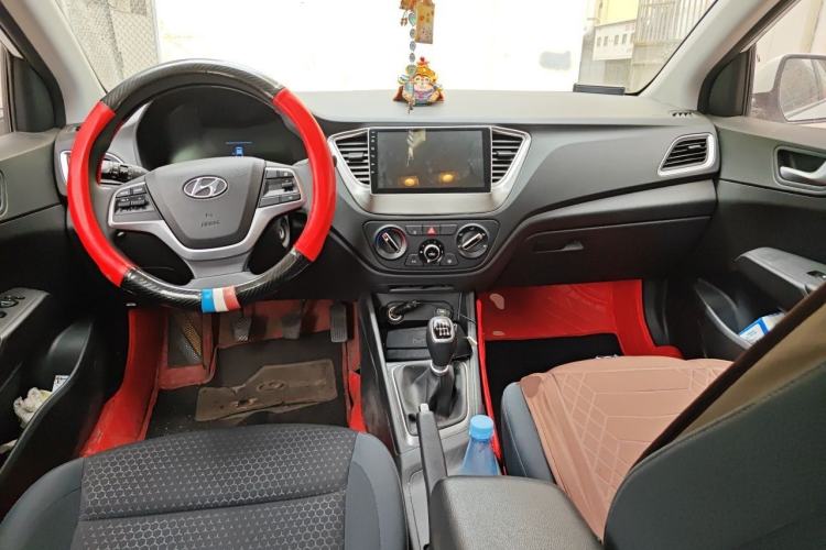 Used Hyundai Verna (new generation) 2020 1.4L Manual GLS Cool Edition Center Console