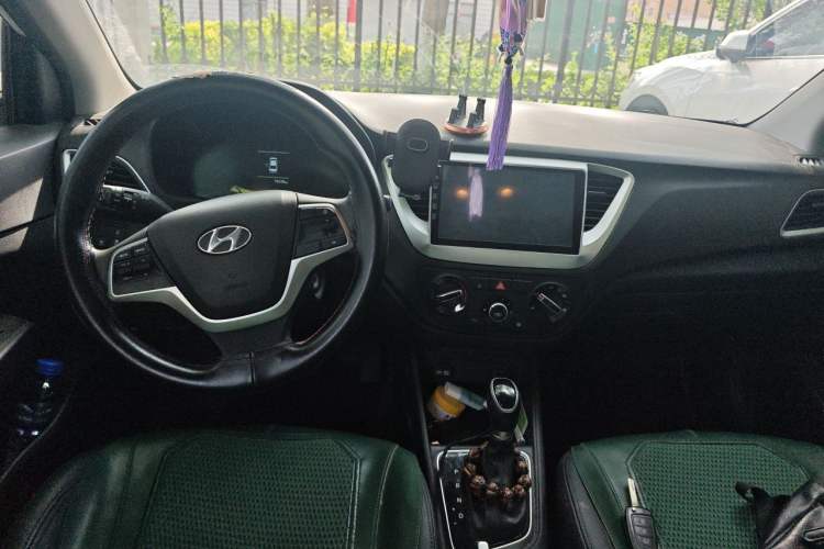 Used Hyundai Verna (new generation) 2020 1.4L CVT GLS Cool Edition Center Console