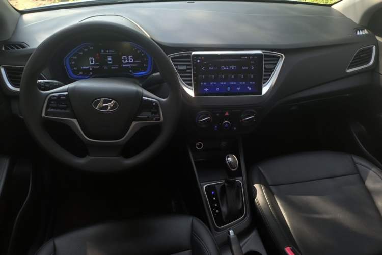 Used Hyundai Verna (new generation) 2020 1.4L CVT GLS Cool Edition Center Console