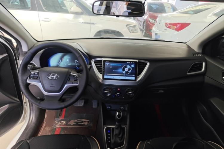 Used Hyundai Verna (new generation) 2020 1.4L CVT GLS Cool Edition Center Console