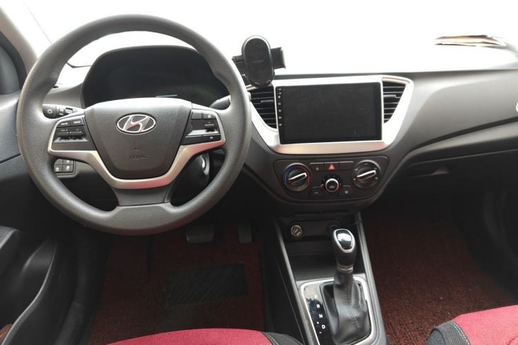 Used Hyundai Verna (new generation) 2020 1.4L CVT GLS Cool Edition Center Console