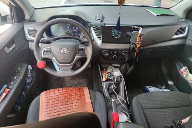 Used Hyundai Verna (new generation) 2020 1.4L Manual GLS Cool Edition Center Console