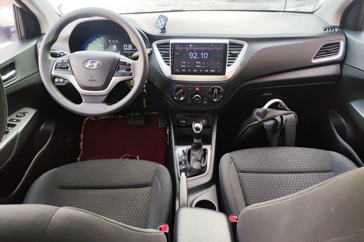 Used Hyundai Verna (new generation) 2020 1.4L CVT GLS Cool Edition Center Console