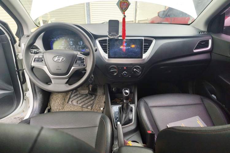 Used Hyundai Verna (new generation) 2020 1.4L CVT GLS Cool Edition Center Console