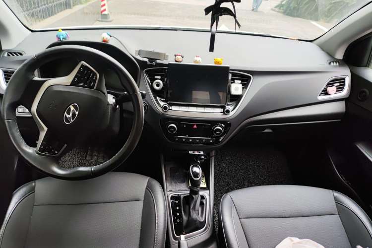 Used Hyundai Verna (new generation) 2020 1.4L CVT TOP Elite Edition Center Console
