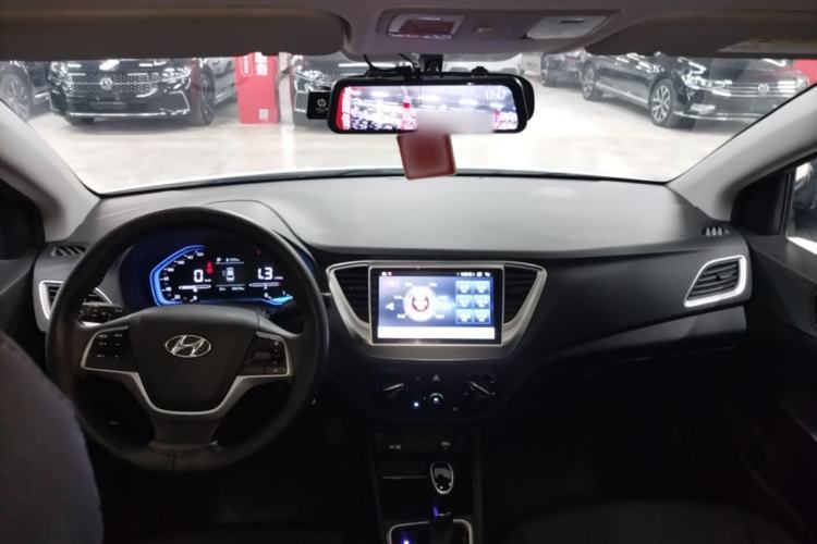 Used Hyundai Verna (new generation) 2020 1.4L CVT GLS Cool Edition Center Console