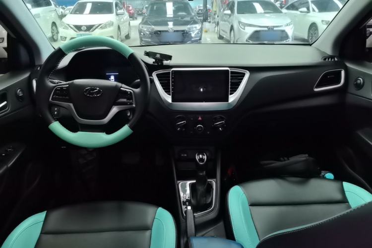 Used Hyundai Verna (new generation) 2020 1.4L CVT GLS Cool Edition Center Console