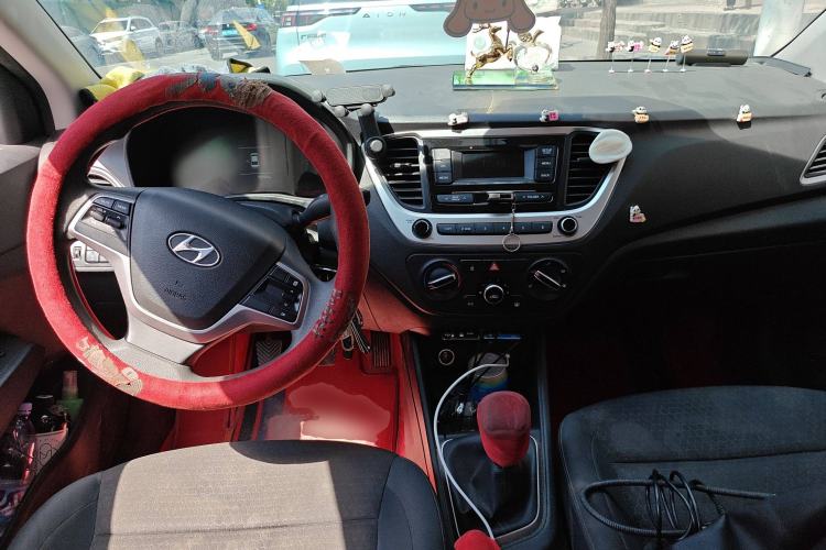 Used Hyundai Verna (new generation) 2020 1.4L Manual GLS Cool Edition Center Console