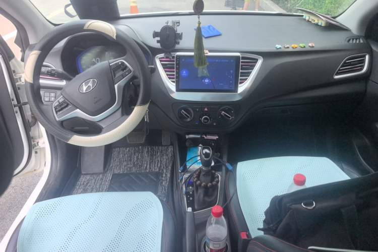 Used Hyundai Verna (new generation) 2020 1.4L CVT GLS Cool Edition Center Console