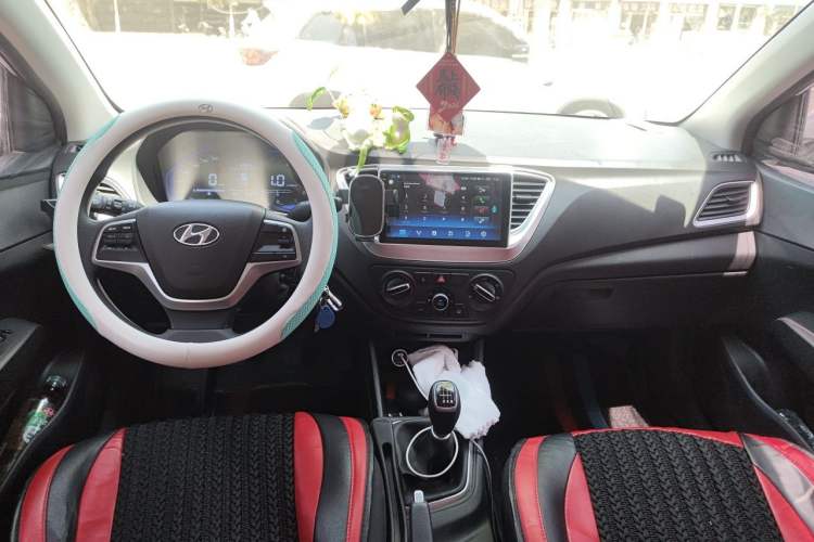 Used Hyundai Verna (new generation) 2020 1.4L Manual GLS Cool Edition Center Console
