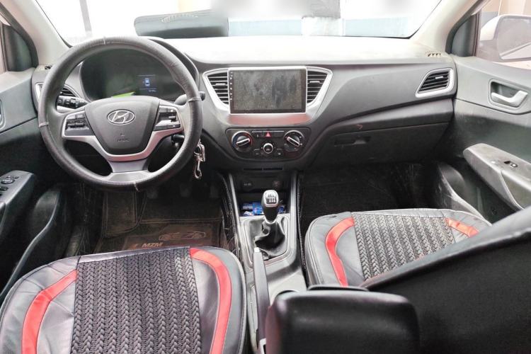 Used Hyundai Verna (new generation) 2020 1.4L Manual GLS Cool Edition Center Console
