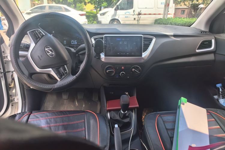 Used Hyundai Verna (new generation) 2020 1.4L Manual GLS Cool Edition Center Console