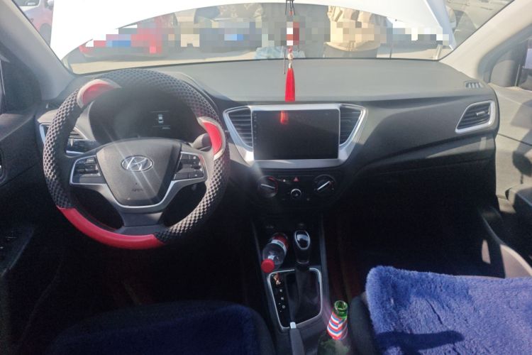 Used Hyundai Verna (new generation) 2020 1.4L CVT GLS Cool Edition Center Console